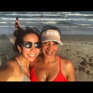 Meet your Posher, Dee dee